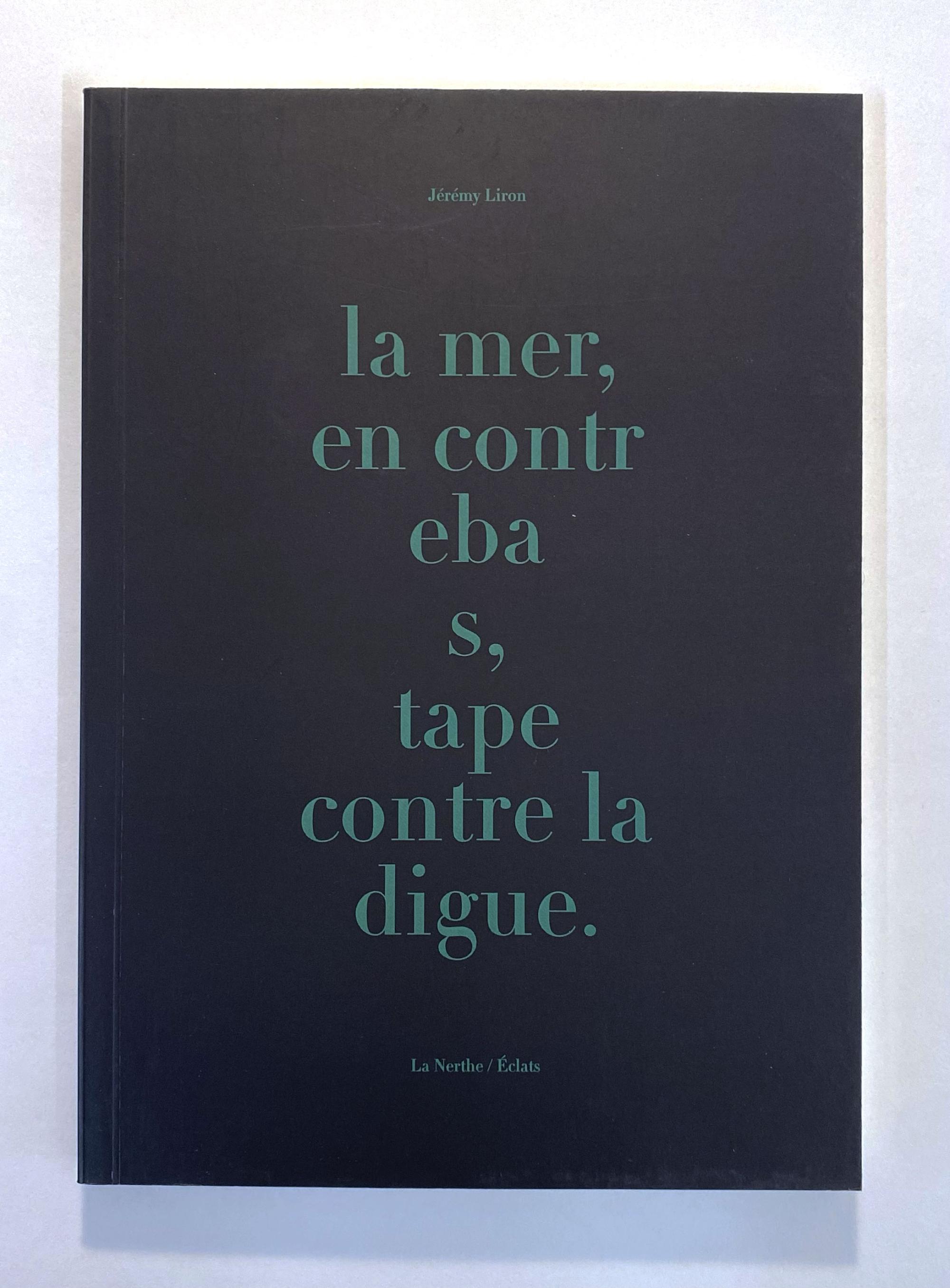 La mer en contrebas, tape contre la digue.